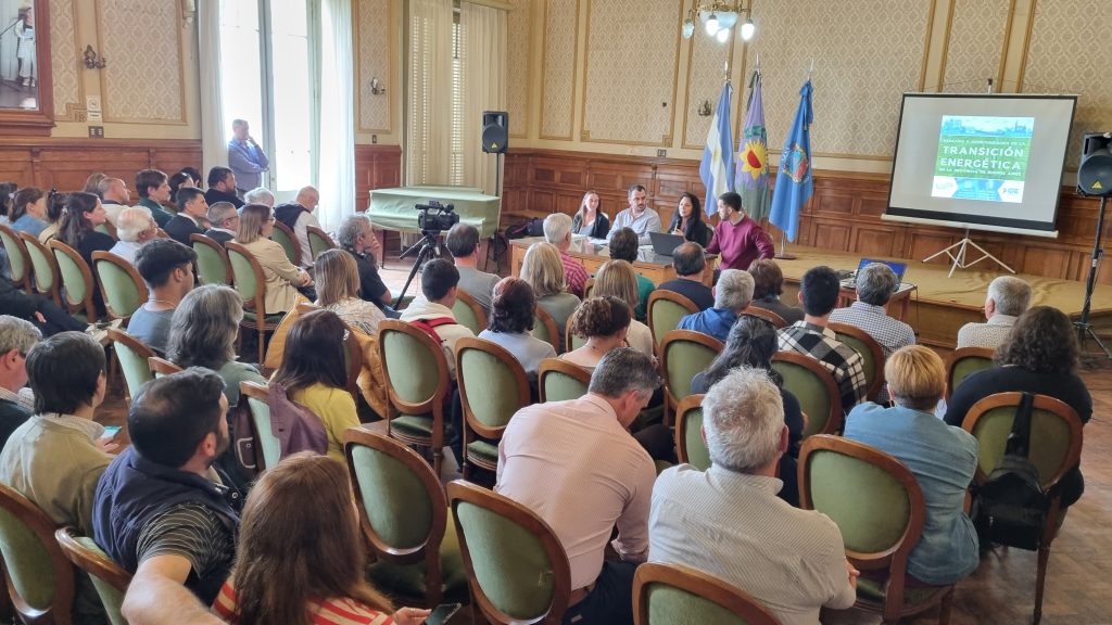 Un Paso Adelante hacia la Transición Energética: Reflexiones del Evento en Azul